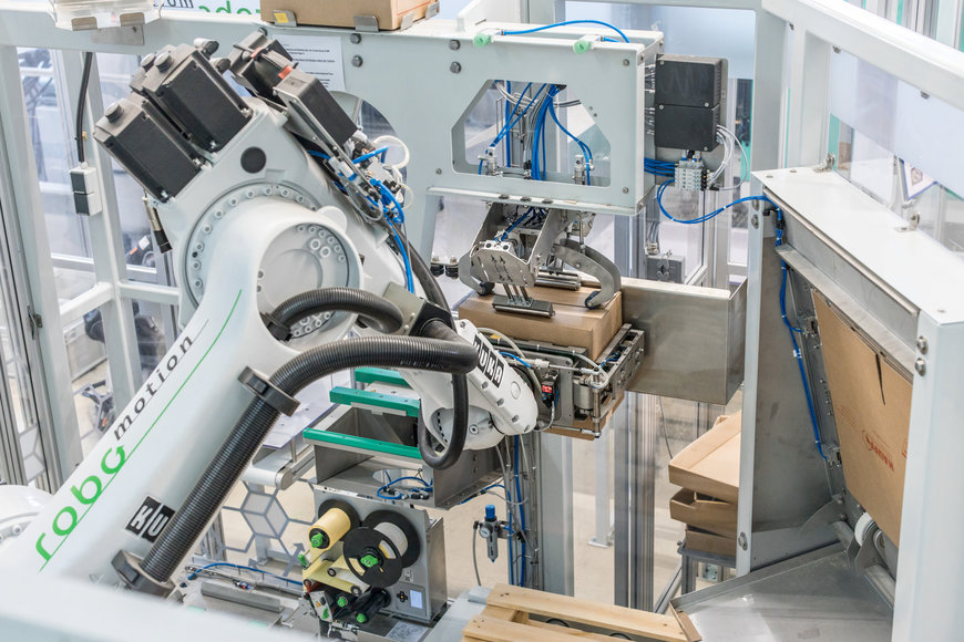 KUKA Roboter spielen dabei mit einem eigens konfigurierten, multifunk-tionalen Produktionswürfel den intelligenten Doppelpass